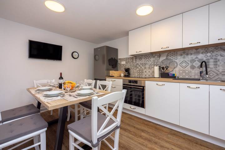 Ferienwohnung für 6 Personen, mit Garten in Selce
