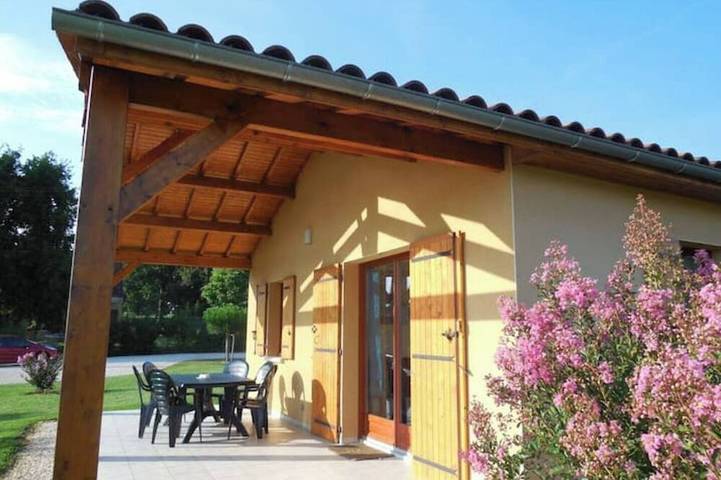 Gîte pour 5 personnes, avec jardin et sauna ainsi que terrasse et piscine, animaux acceptés à Montferrand-du-Périgord