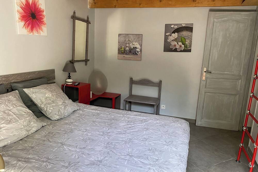 Large family home, swimming pool, jacuzzi, pool house, boules court in Châteauneuf-Grasse, Cannes region