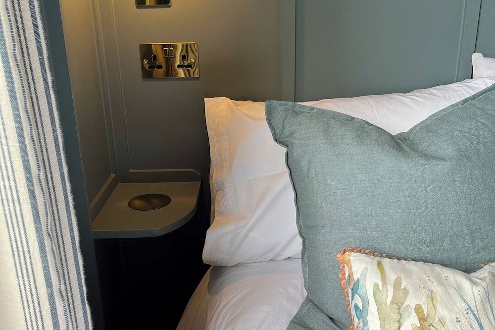 Apple Pippin, shepherds hut style, sleeps 4, private garden, walk to pubs & more in Hartland, Hartland Devon Heritage Coast