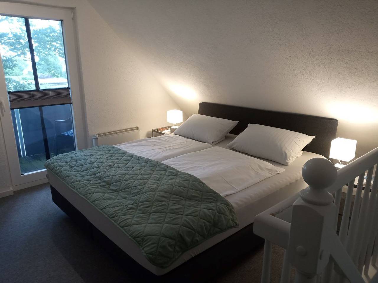 Ferienwohnung 2 – Achterwasser: Komfort mit Balkon, Terrasse & Blick aufs Wasser in Neeberg, Krummin