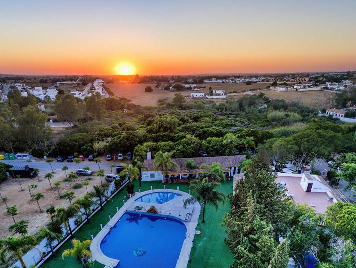 Camping para 4 personas, con piscina además de jardín y terraza en Costa de la Luz
