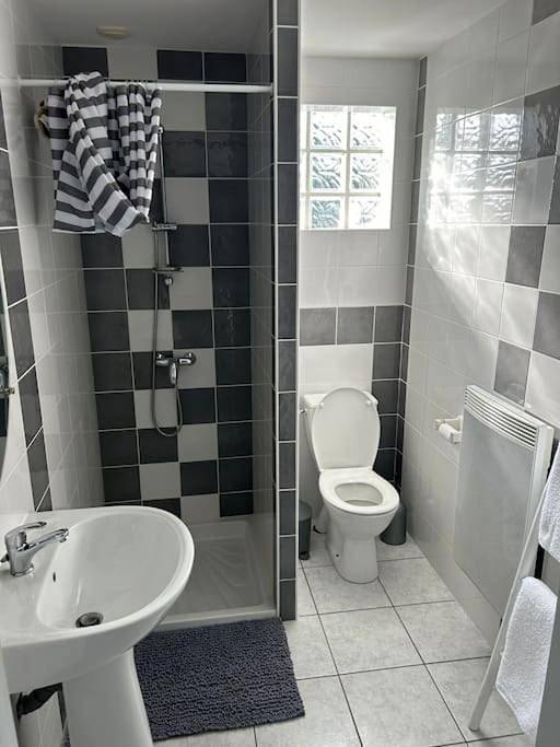 Appartement entier, One-Bedroom Apartment in Saint-Martin-des-Noyers, Vallée de la Loire