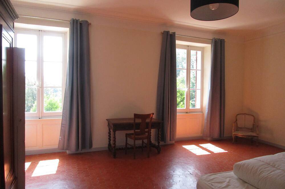 Gite for 15 people, Bastide in Provence with authentic untreated swimming pool. in Rognes, Aix-en-Provence region