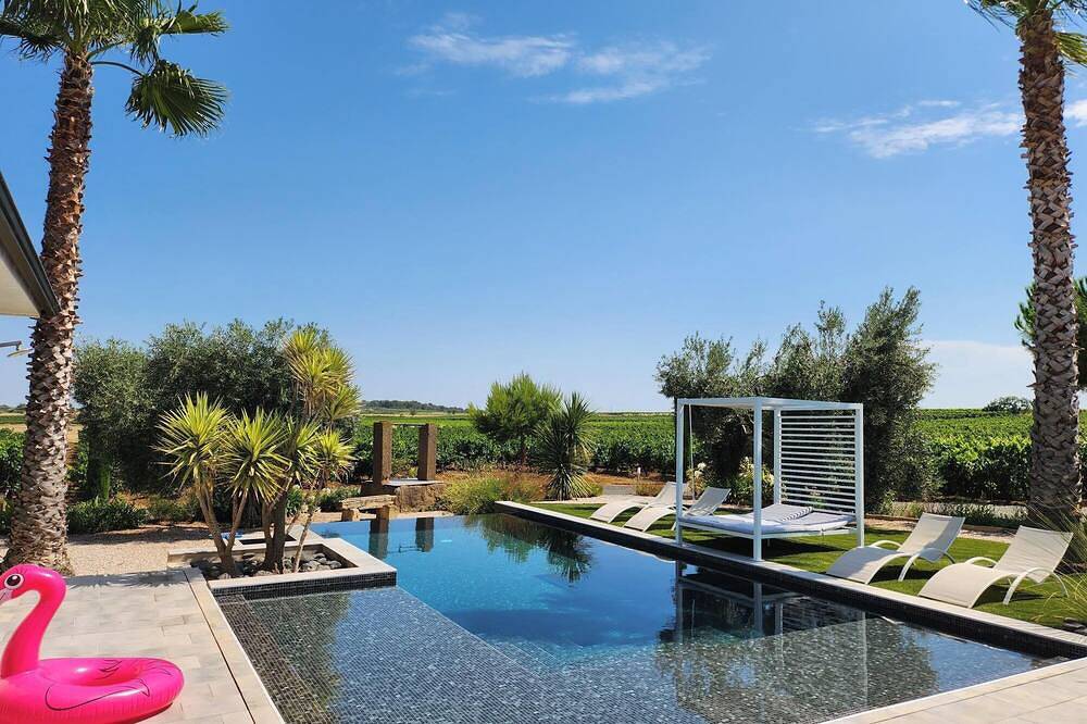 Villa contemporaine avec piscine à débordement dans domaine viticole in Servian, Côte méditerranéenne (France)