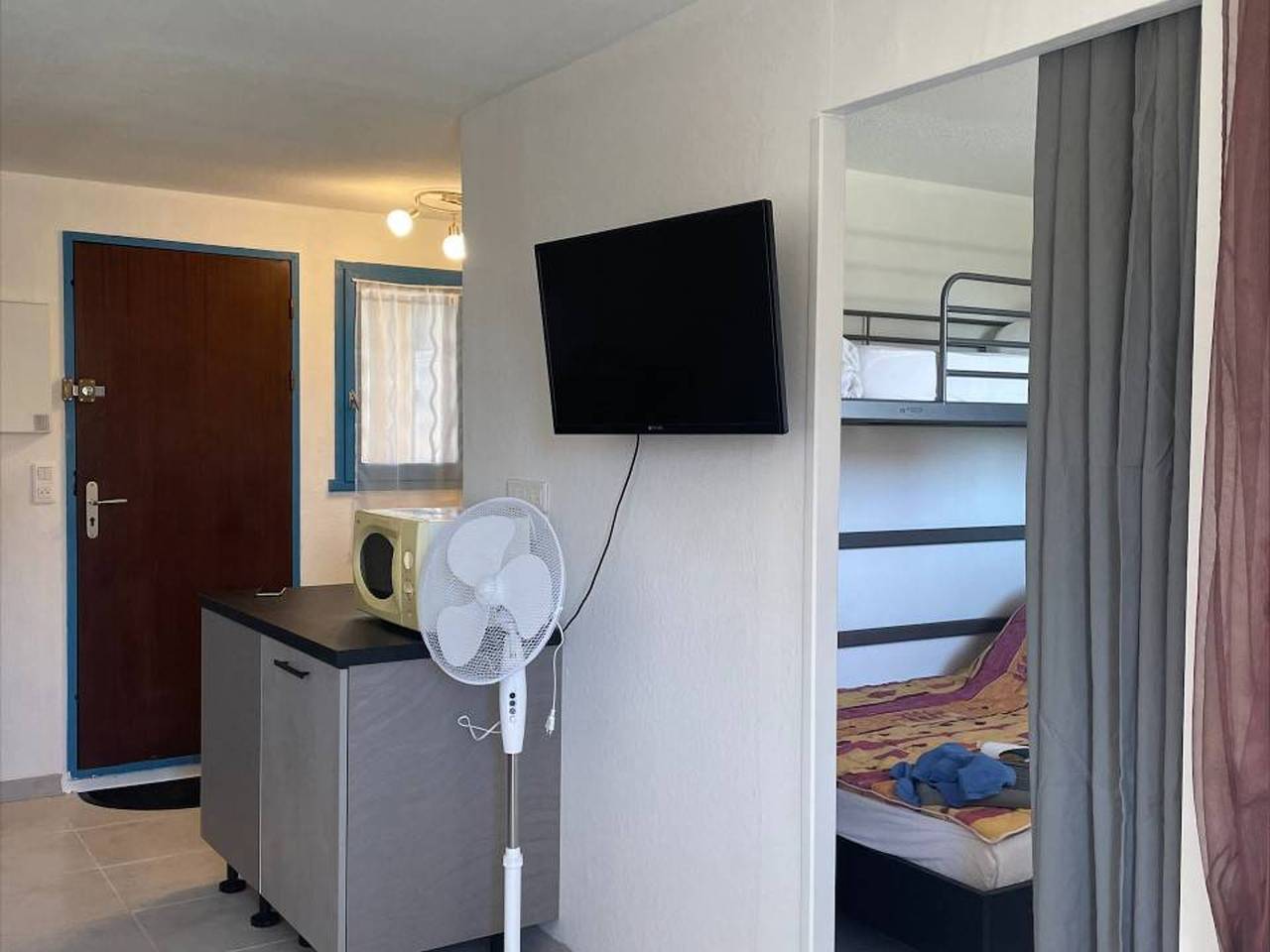 Entire apartment, 2-room apt with pool and parking, 850m from the beach in Saint Pierre la Mer, Fleury