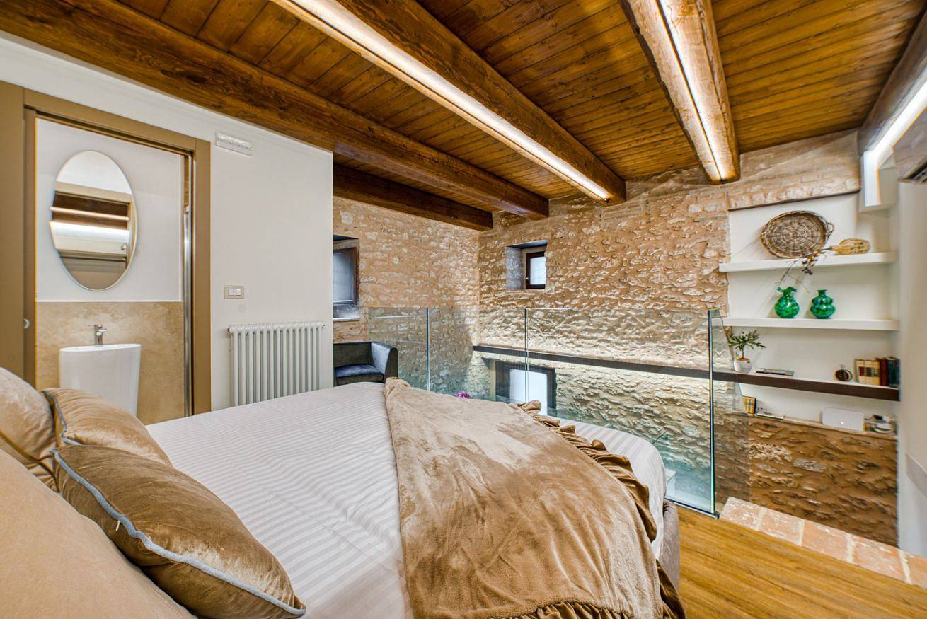 Ganze Wohnung, Guesthost - Suite on the River Apartment in Rasiglia, Foligno