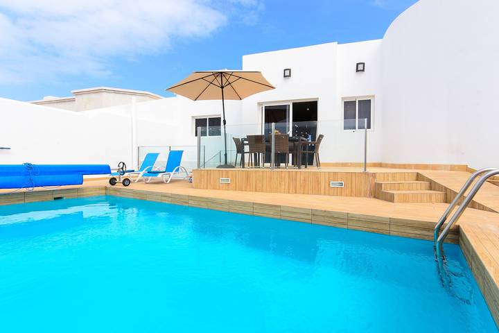 Moderna Villa Xana cerca de la playa con piscina, gran patio, aire acondicionado y Wi-Fi in Playa Blanca, Yaiza