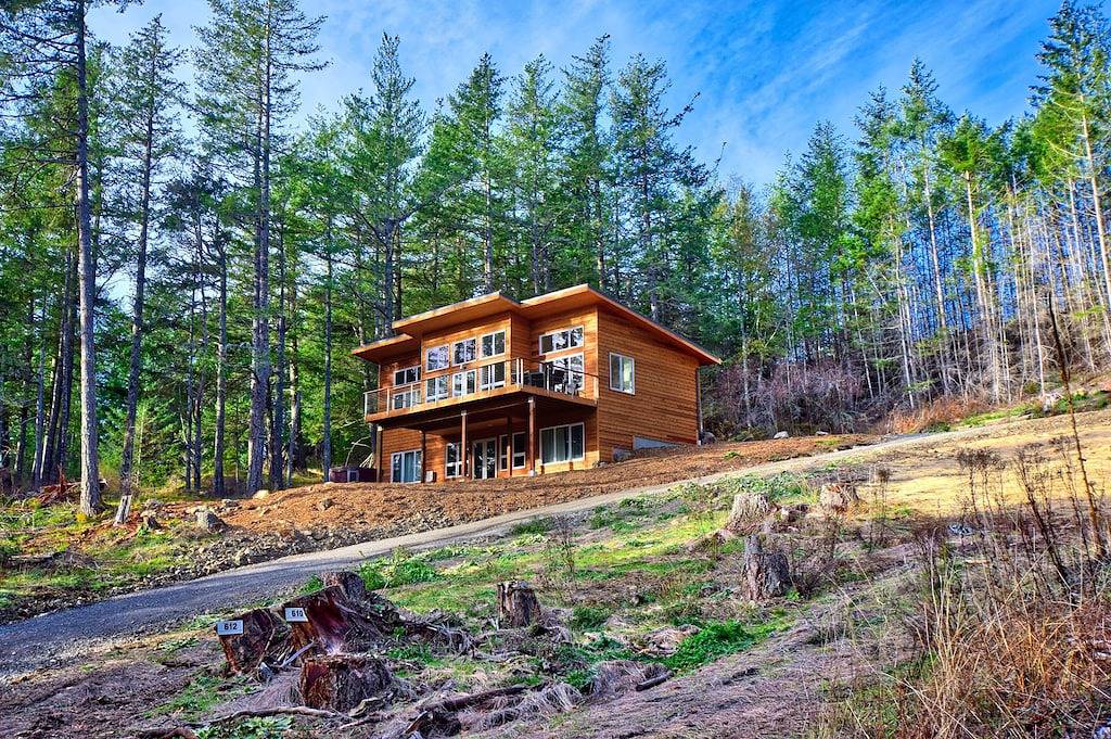 Blick auf das Wasser von diesem New Northwest Modern Home mit Whirlpool in Orcas Island