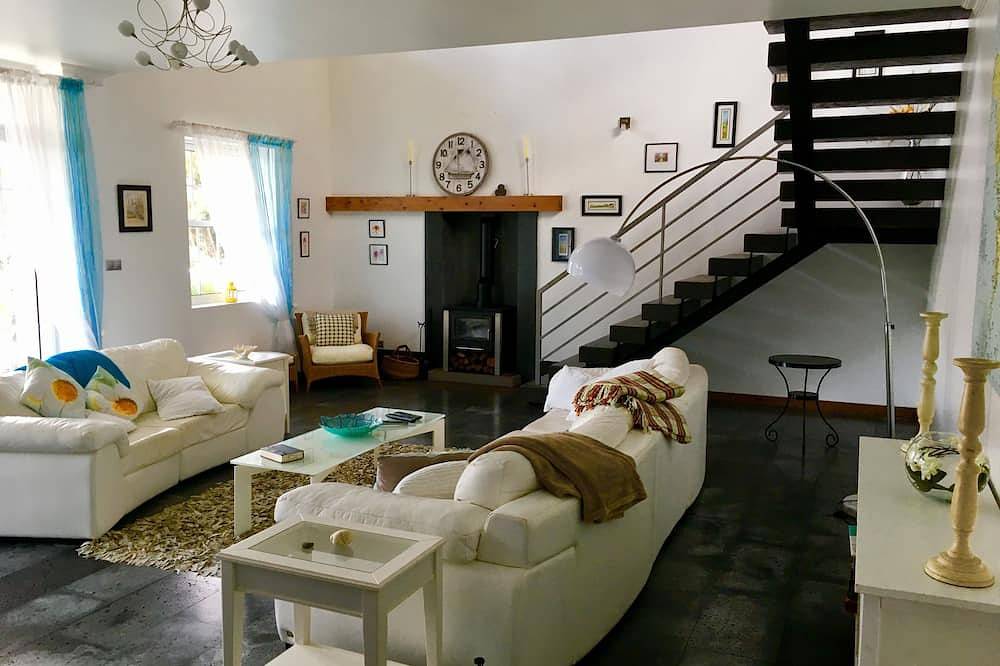 Villa à beira-mar no topo da falésia, com jardins e piscina privativa in Ilha do Pico