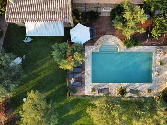 Location de vacances pour 6 personnes, avec vue ainsi que piscine et terrasse à Servian - 2