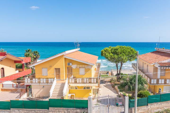 Casa Vacanze Villa Eden con Vista Mare, Terrazza & Wi-Fi in Gallina - Avola, Avola