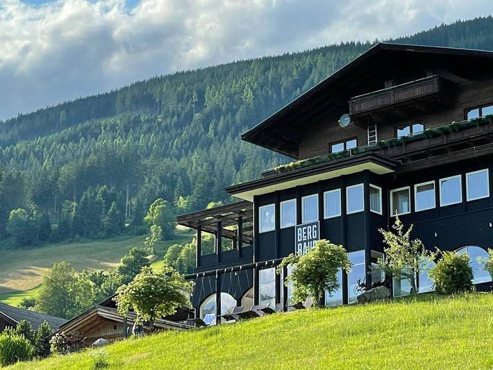 Hotel für 4 Personen, mit Balkon und Terrasse sowie Whirlpool und Garten
