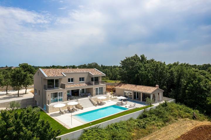 Ferienhaus für 11 Personen, mit Pool in Burići