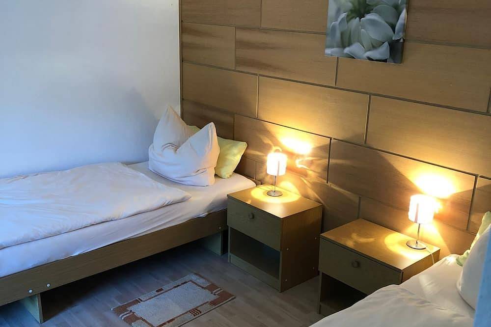 Ganze Wohnung, Gemütliche Ferienwohnung; Mecklenburger Seenplatte; Neue Küche in Schwarz, Mecklenburgische Seenplatte