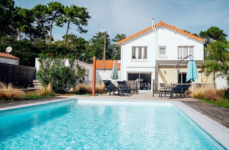 Gîte pour 8 personnes, avec piscine ainsi que terrasse et jardin