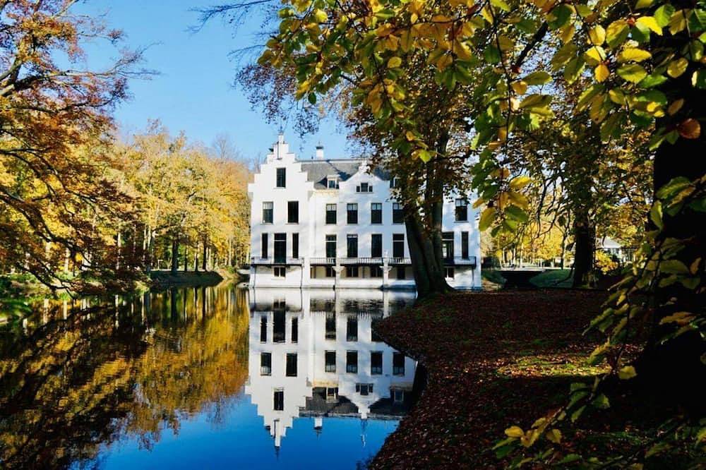 Gezellig Tiny Lodge (48 m²) voor 2-3 personen met tuin en terras. Ontspannen in de woonkamer met een film, spelletjes of een goed boek op de bank. Perfect voor een knusse vakantie! in Harderwijk, Veluwe