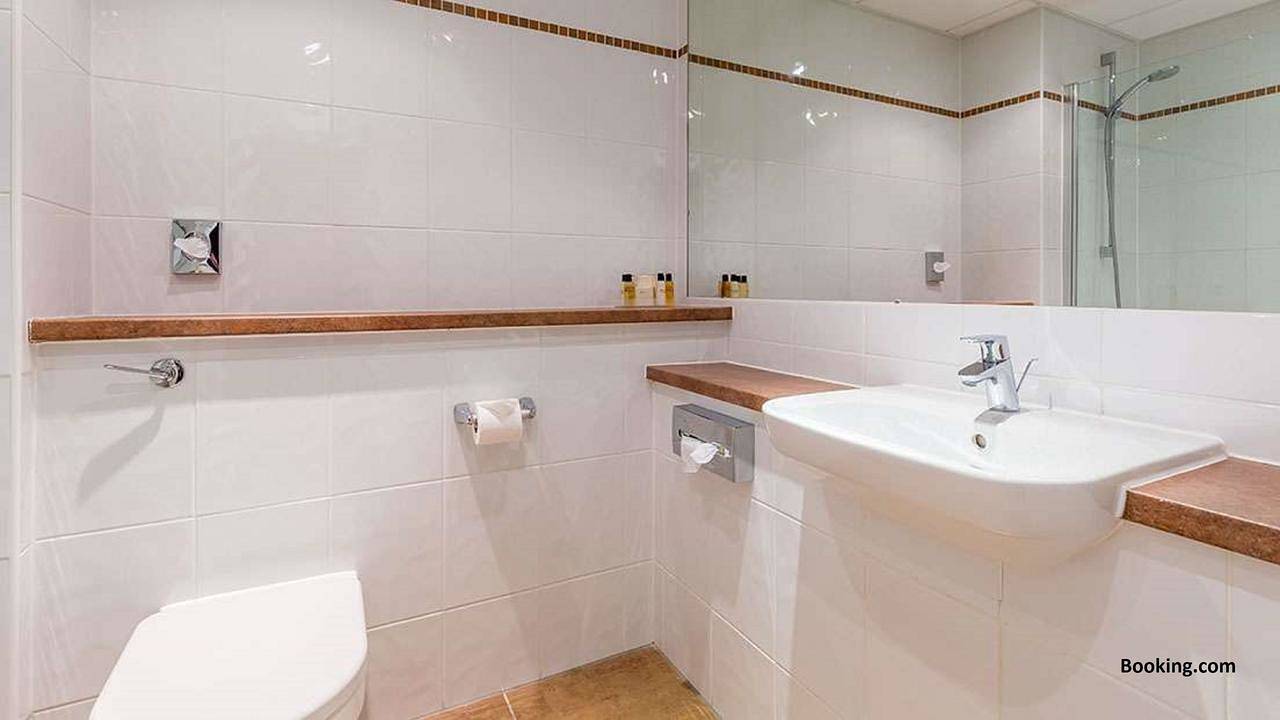 Hotel for 10 people with yard in Guernsey