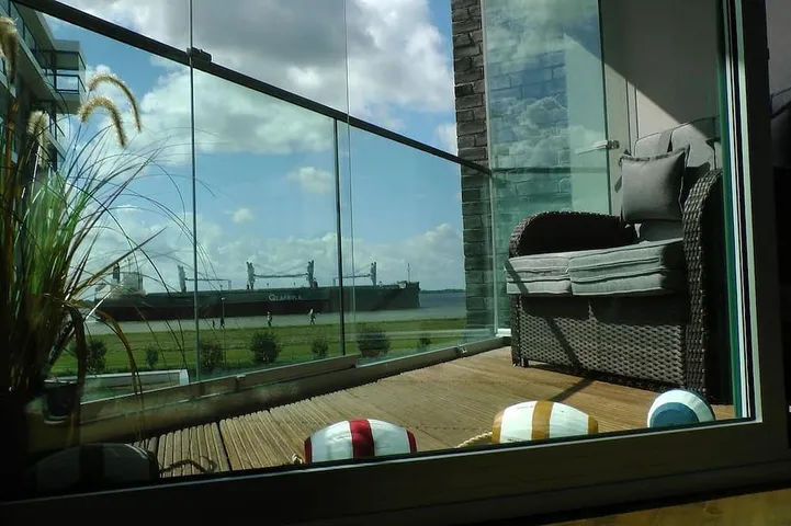 Ganze Wohnung, Genießen Sie einen großartigen Blick auf die Weser u. das historische Lloyd-Dock in Bremerhaven-Mitte, Bremerhaven