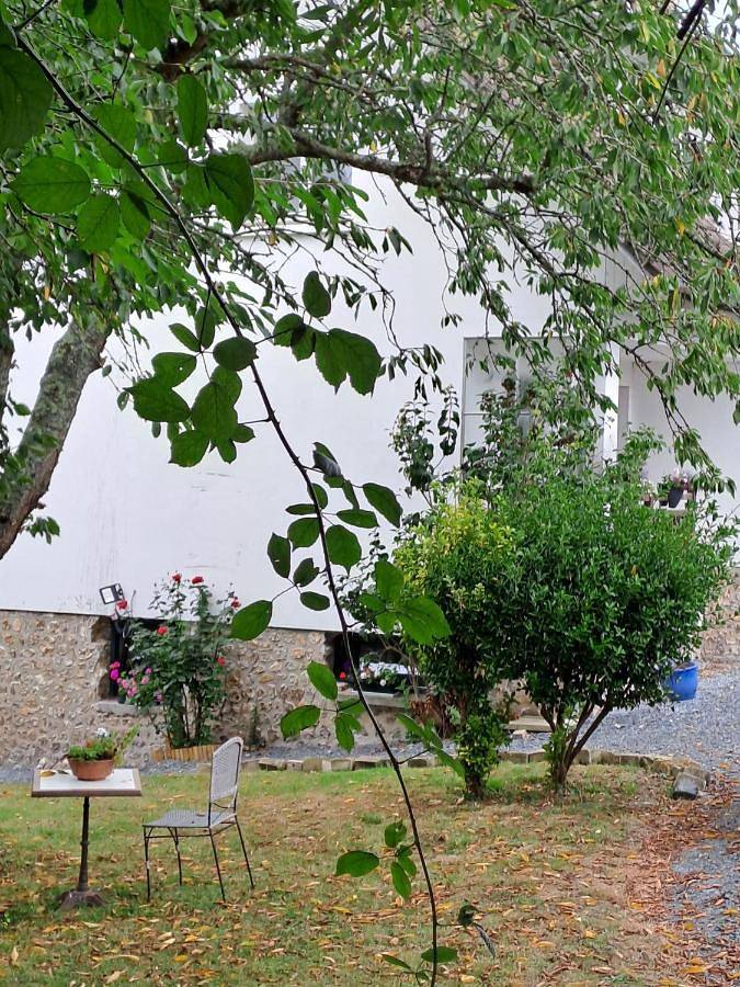 Double Room with Private Bathroom in Cormeilles, Région de Bernay