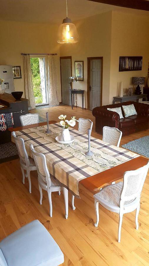 Three-Bedroom House in Cast, Région de Châteaulin