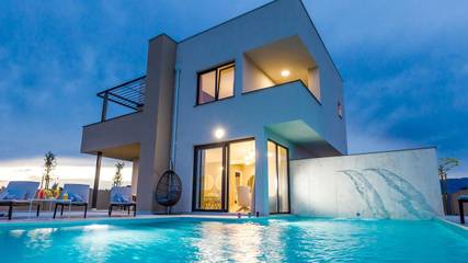 Villa für 8 Personen, mit Garten und Balkon sowie Pool auf Pag