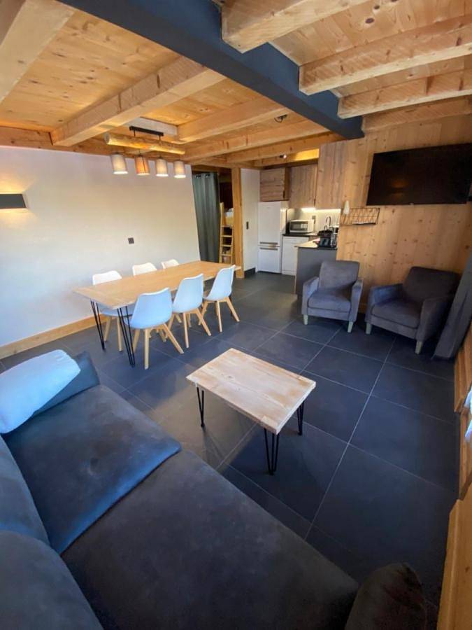 Two-Bedroom Apartment Split - Level with Terrace and Balcony in Notre-Dame-de-Bellecombe, Région d'Albertville