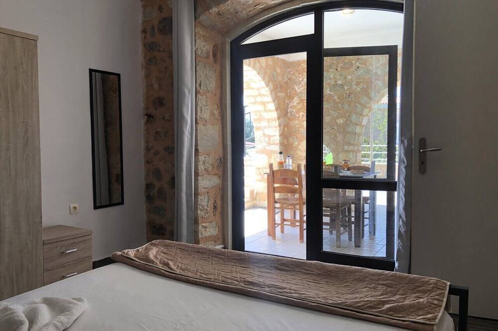 Ganze Wohnung, Ιndependent stone appartment common pool in Paleloni, Vamos