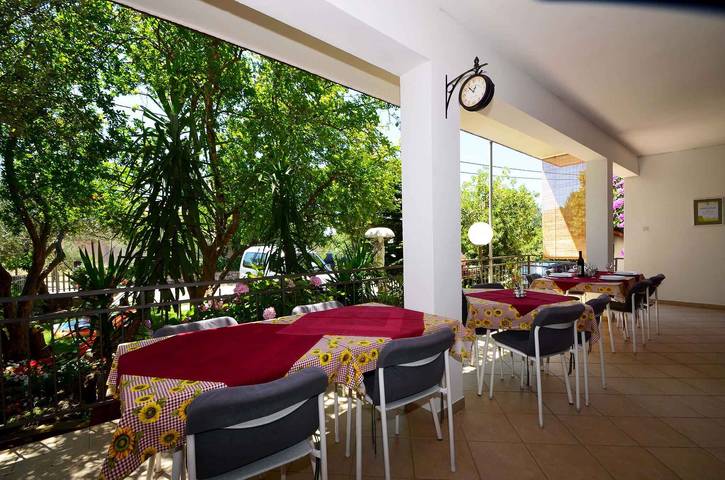 Ferienwohnung für 4 Personen, mit Garten in Starigrad