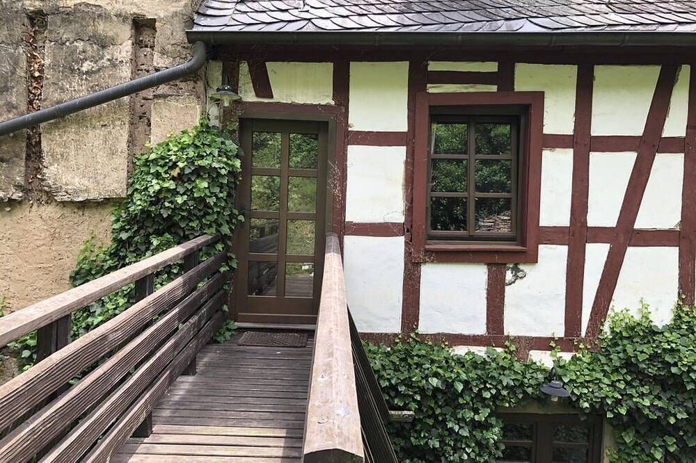 Entire apartment, Gallery apartment \"Runder Turm\" - Burghof Hagen in Merl, Zell (Mosel)