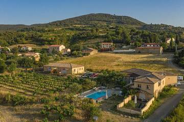Location de vacances pour 12 personnes, avec jardin et jacuzzi ainsi que piscine et terrasse à Berlou