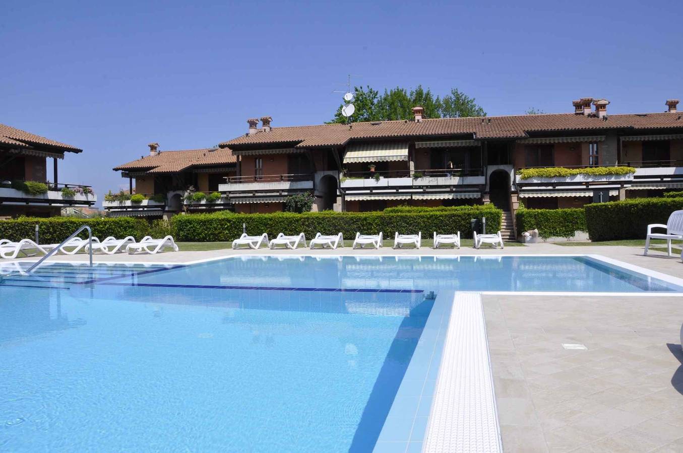 Apartamento vacacional entero, Apartamento de vacaciones con piscina y jardín cuidado in Lazise, Montañas Garda