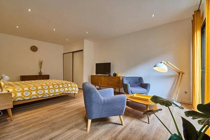 Gîte pour 2 personnes, avec jardin ainsi que piscine et jacuzzi à Pezens