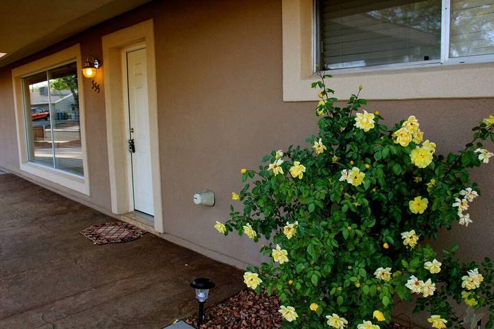 Vacation rental for 8 people, with yard in Lake Powell