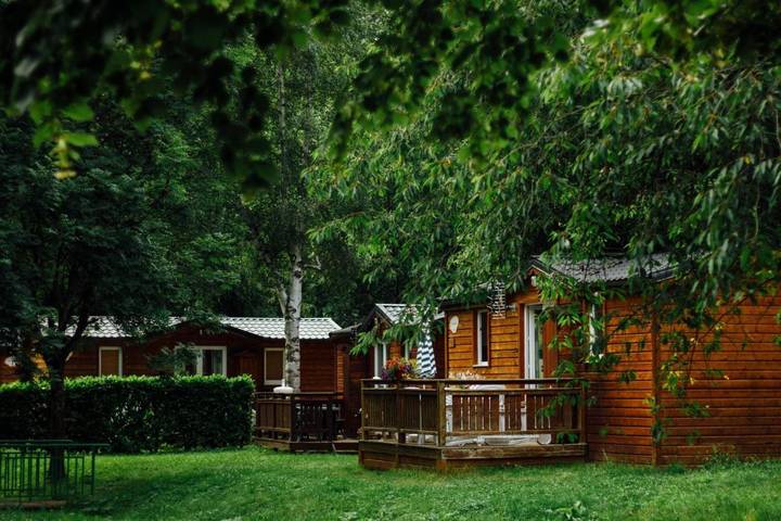 Camping pour 4 personnes, avec Terrasse et Jardin ainsi que Piscine et Vue