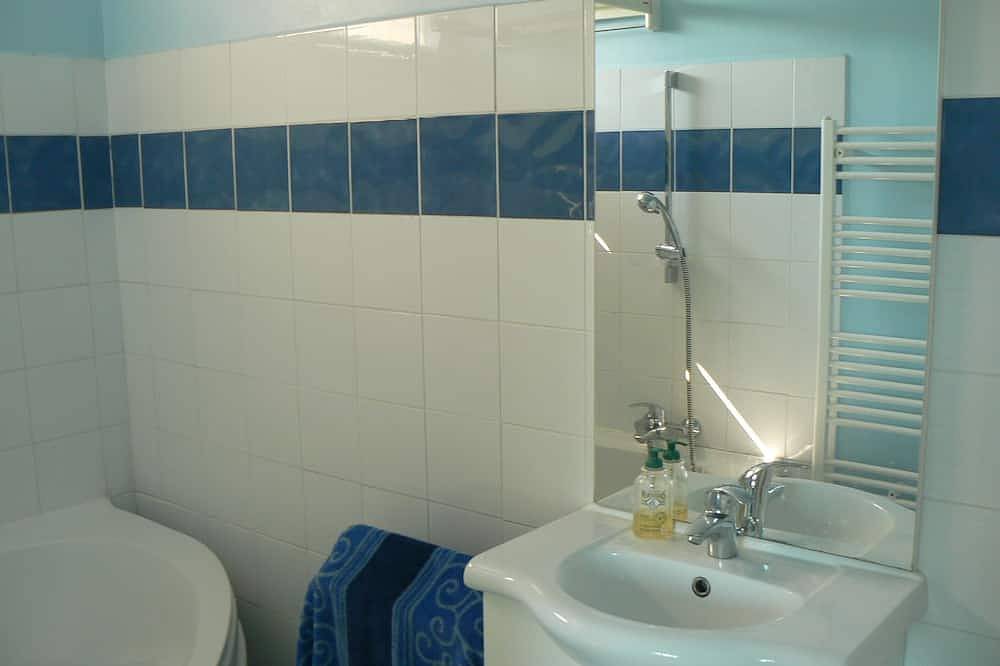 Apartamento entero, Estudio muy tranquilo, entre París y Versalles, cerca de la estación de tren de Ville d'Avray. in Ville-d'Avray, Altos del Sena