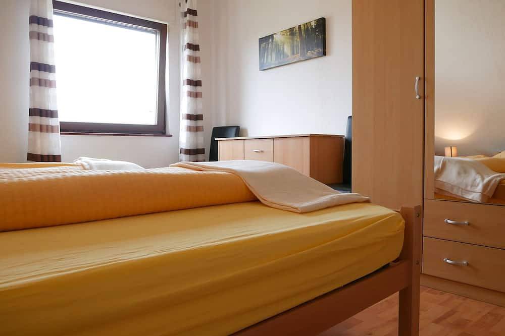 Ganze Wohnung, Ferienwohnung, 70qm, 2 Schlafzimmer, 1 Wohn-/Schlafzimmer, max. 5 Personen in Bad Urach, Neckar-Alb