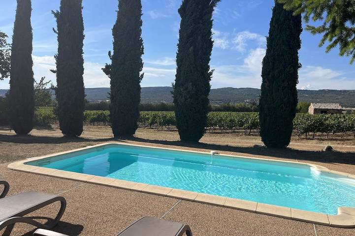 Gîte pour 2 personnes, avec Terrasse ainsi que Jardin et Piscine