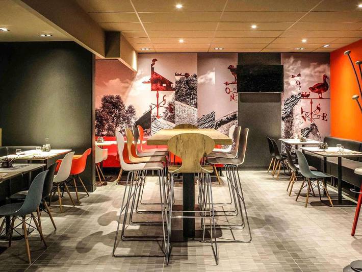 Hôtel pour 3 personnes, avec jardin et piscine, animaux acceptés à Saint-Genis-Pouilly - 2