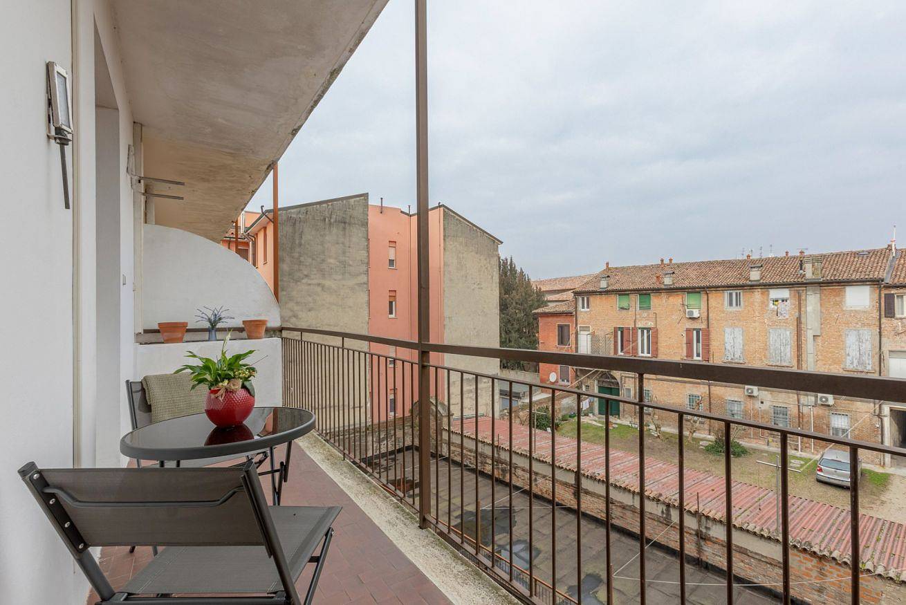 Entire apartment, Guesthost - Porta San Pietro Lovely Flat in Ferrara, Ferrara Province