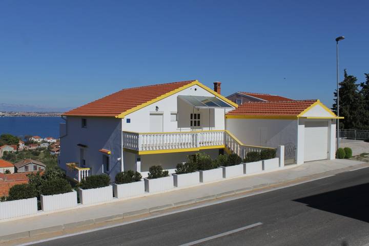 Ganze Wohnung, 1-Zimmer-Ferienwohnung mit Terrasse und Meerblick Preko, Ugljan -b in Preko, Insel Ugljan