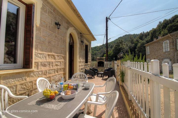 Gîte pour 4 personnes, avec Terrasse ainsi que Jardin et Vue