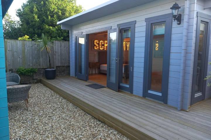 Scrummy Cabin - Deluxe with courtyard view in Cornwall