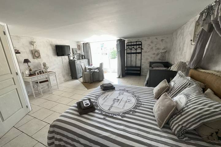 Dreibettzimmer-Komfort-Ensuite-Gartenblick in Bouc-Bel-Air, Mittelmeerküste (Frankreich)