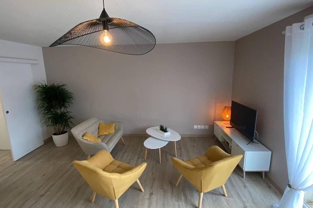 Appartement entier, Two-Bedroom Apartment in Saint-Julien-les-Villas, Aube