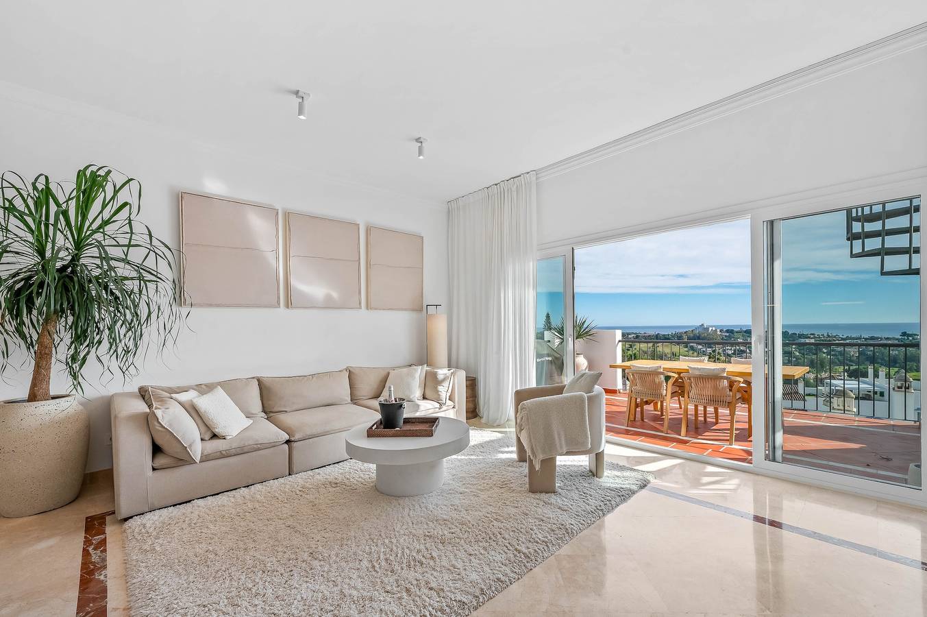 Ganze Wohnung, Apartment „Paraiso Pueblo“ mit Meerblick, Wlan und Klimaanlage in El Paraiso Golf Estepona, Benahavís