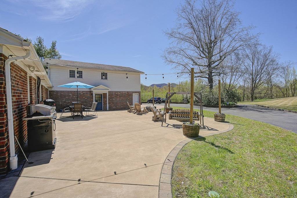 Im Herzen von Johnson City (weniger als 1,6 km von Etsu / Va entfernt) in Johnson City, Blue Ridge Mountains