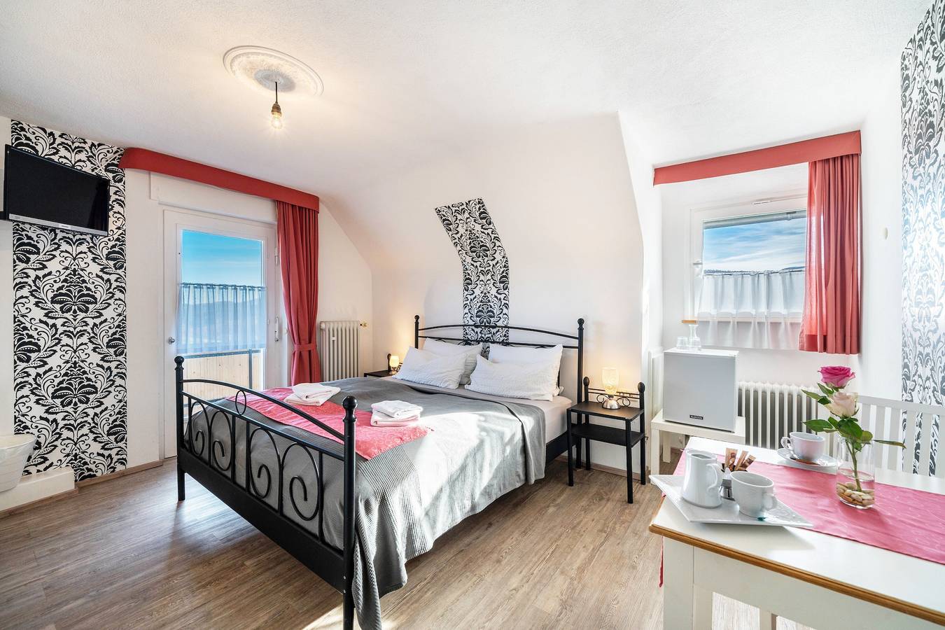 Café Pension Pfaus - 1 Ferienwohnung (4 pax), 3 Doppelzimmer und 1 Dreibettzimmer in Mühlenbach, Mittlerer Schwarzwald