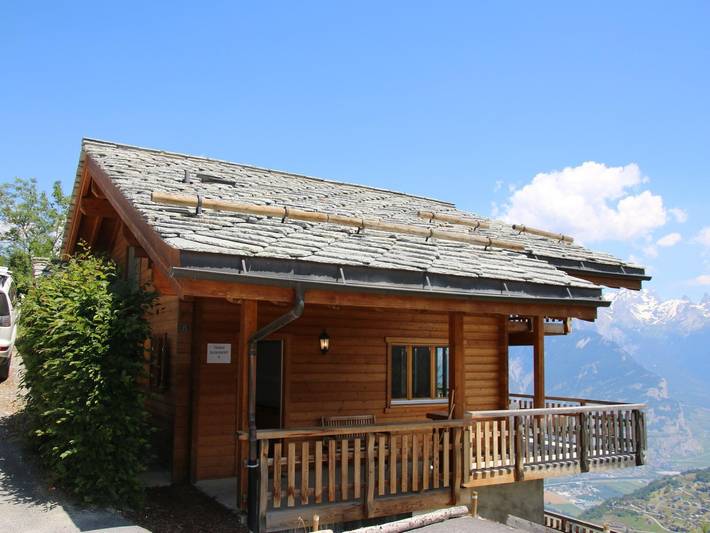 Ferienhaus für 12 Personen, mit Balkon und Terrasse sowie Garten und Pool im Wallis
