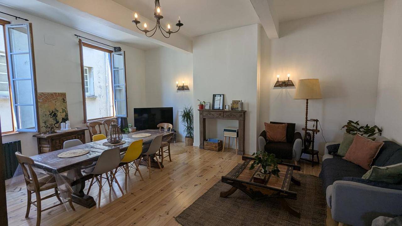 Apartamento entero, Five-Bedroom House in Foix, Ariège